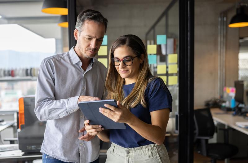 Mężczyzna w nowoczesnym świecie