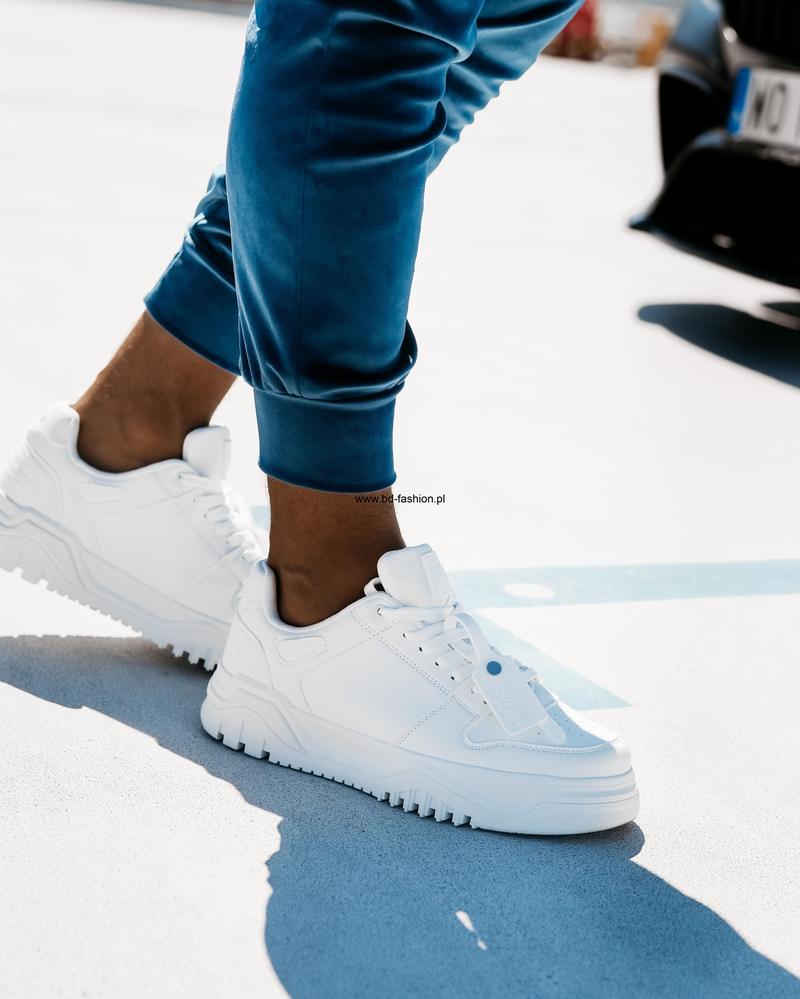 Sneakersy w stylizacjach casualowych